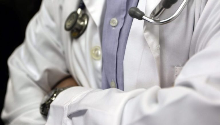 Αναβολή στη δίκη Βολιώτη γιατρού στο ΜΟΔ Καρδίτσας για τον θάνατο 60χρονης με Covid