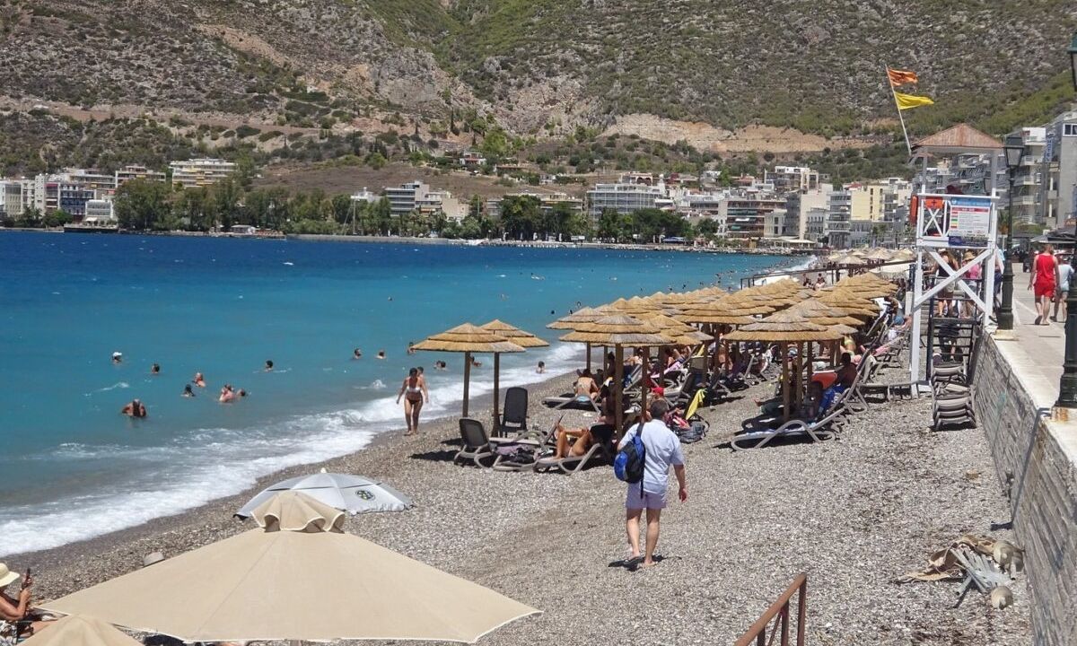 Λουτράκι: Λαγοκέφαλος επιτέθηκε σε λουόμενους και τους έστειλε στο νοσοκομείο