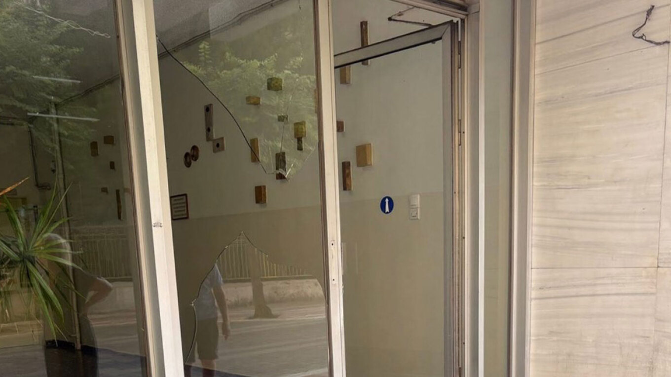 Άγρια επίθεση σε γυναίκα στο Αγρίνιο από τον σύντροφό της, της χτύπησε το κεφάλι σε τζάμι