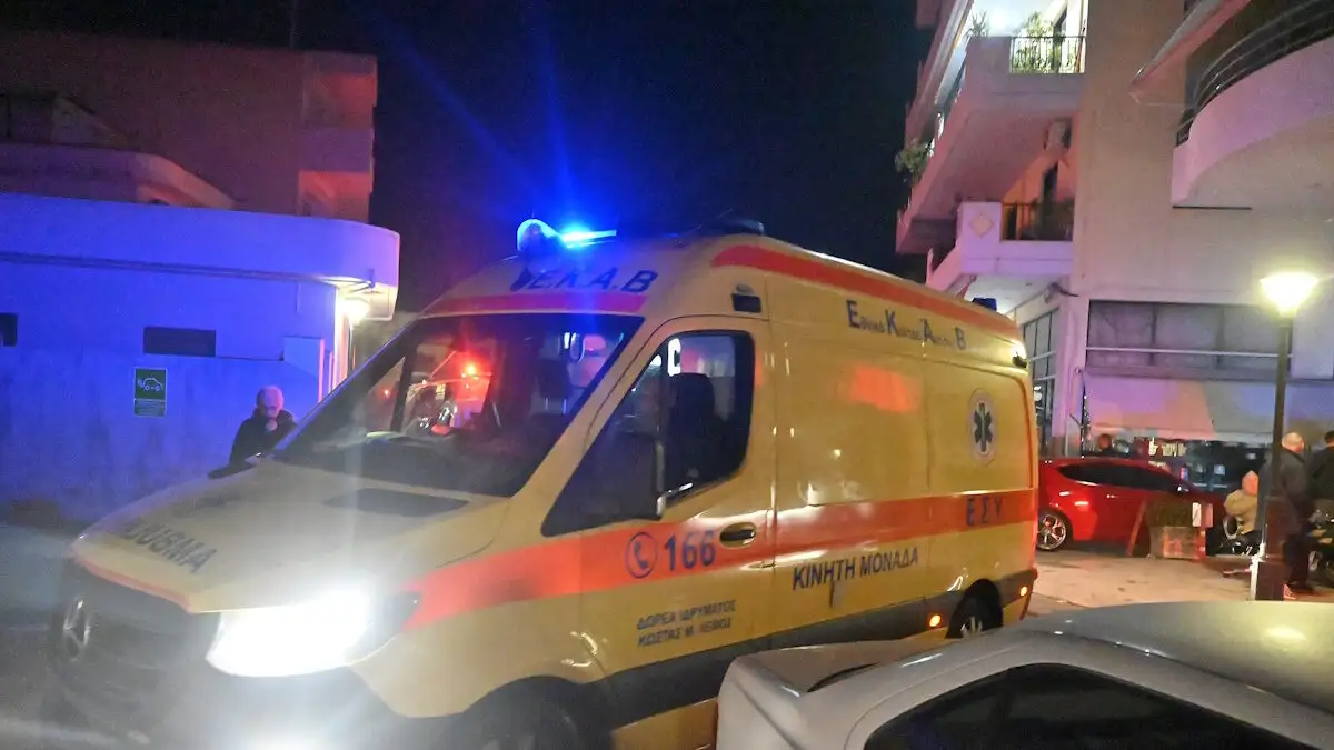 Ανήλικος οδηγός παρέσυρε διασώστη του ΕΚΑΒ στην Πύλη Τρικάλων και τον εγκατέλειψε!