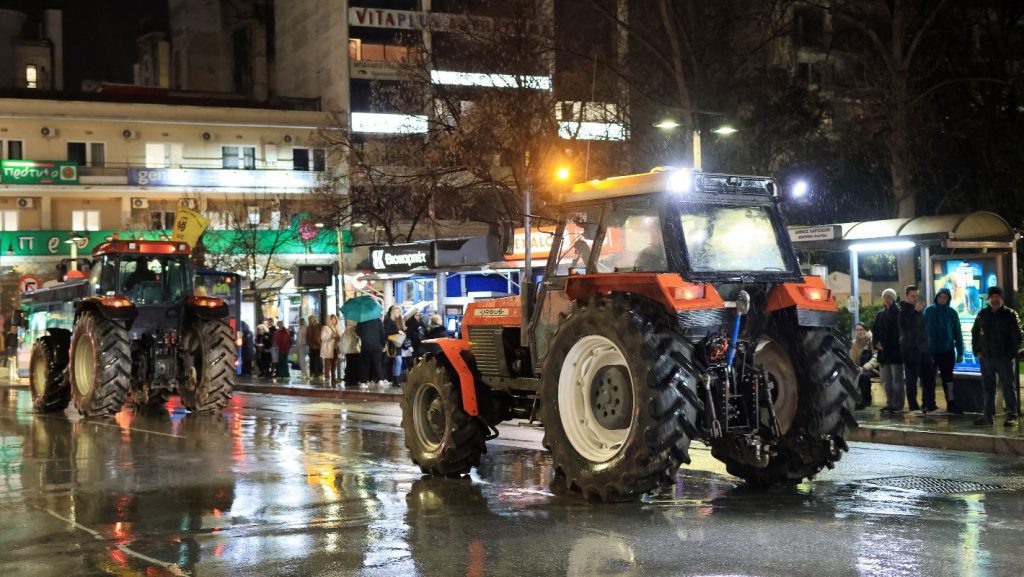 Mε τα τρακτερ στην κεντρική πλατεία απόψε οι αγρότες της Λάρισας ζητώντας πληρωμή επιδοτήσεων