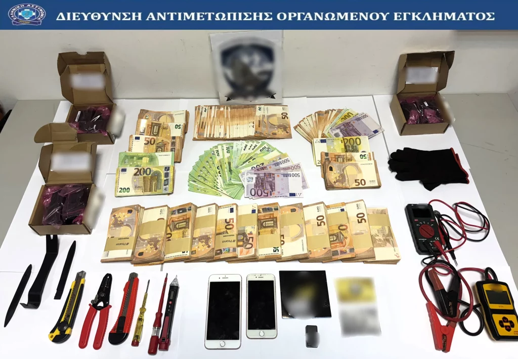 ΕΛ.ΑΣ.: Εξαρθρώθηκε σπείρα που έκλεβε μπαταρίες λιθίου από σταθμούς κινητής τηλεφωνίας και στη Θεσσαλία