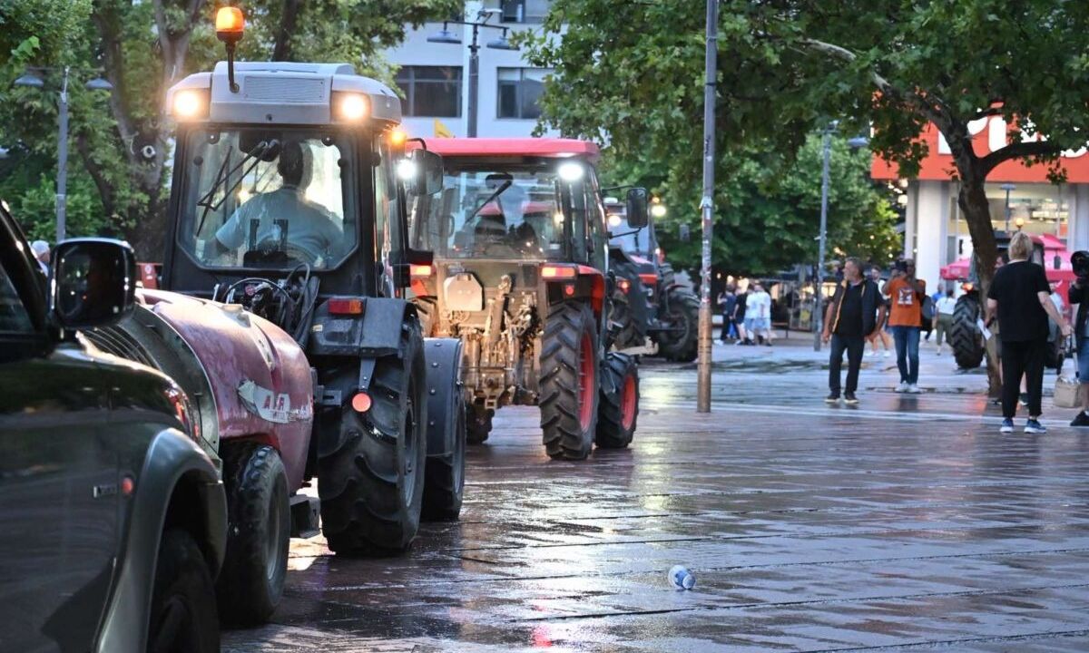 Απόβαση τρακτέρ στην κεντρική πλατεία της Λάρισας: Οι αγρότες ζήτησαν να πληρωθούν τις επιδοτήσεις  (ΦΩΤΟ+video)