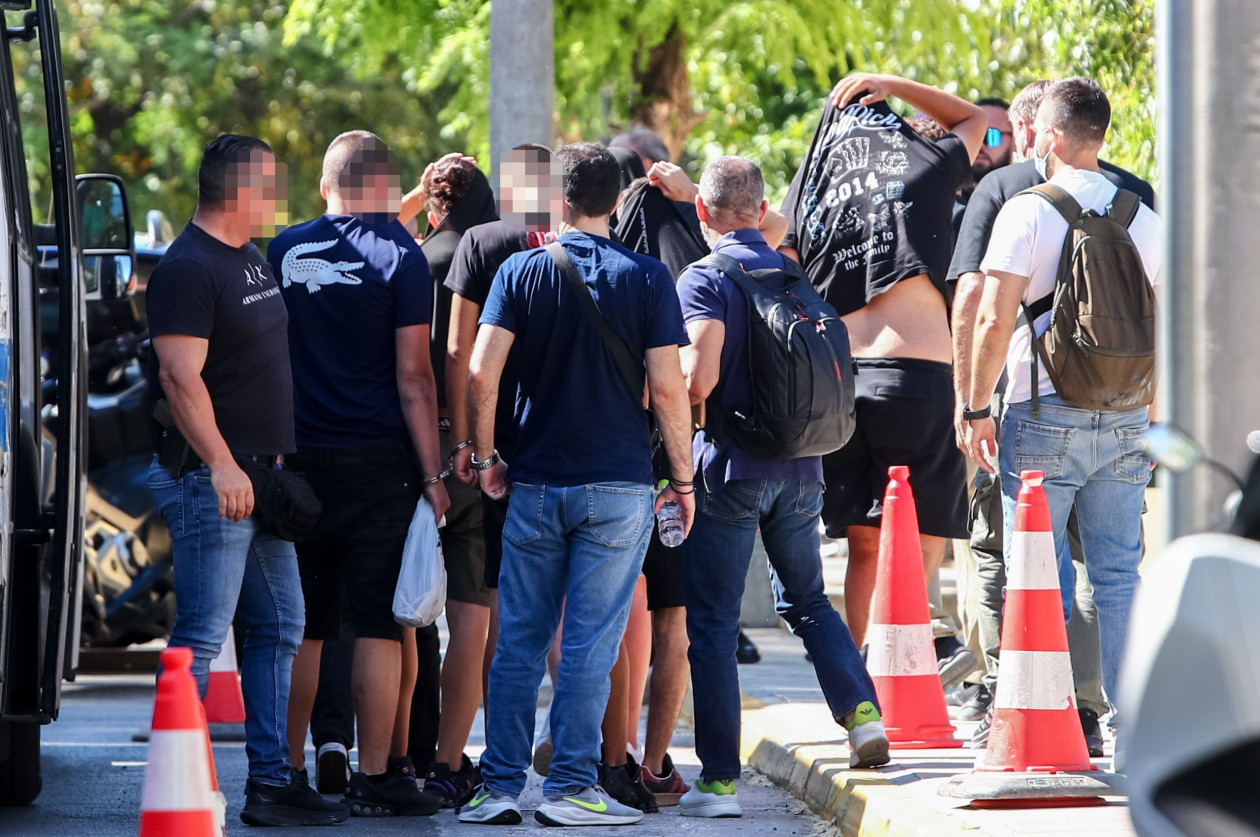 Καλλιθέα: Η μητέρα του 15χρονου τον αναζητούσε στα νοσοκομεία - Στον εισαγγελέα οι συλληφθέντες