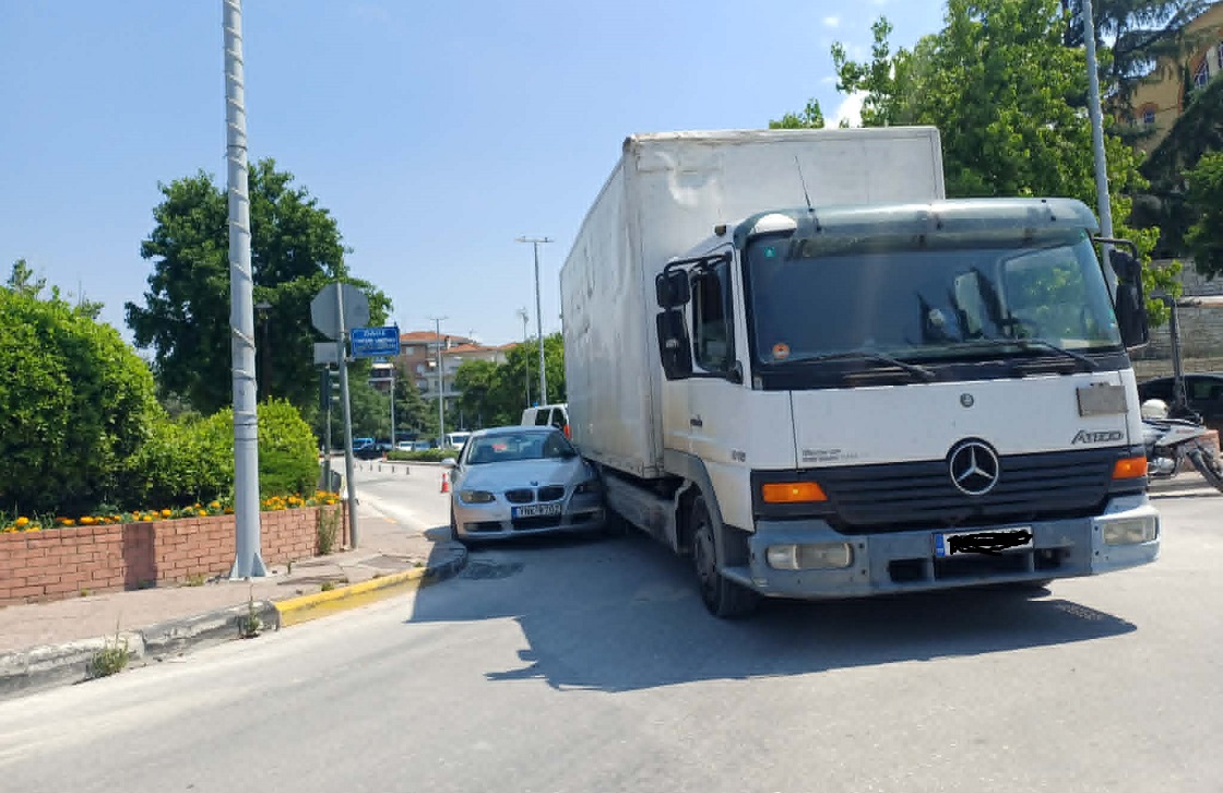 Αναστάτωση από τροχαίο στον κυκλικό κόμβο στη γέφυρα Αλκαζάρ- φορτηγό συγκρούστηκε με ΙΧ (ΦΩΤΟ)