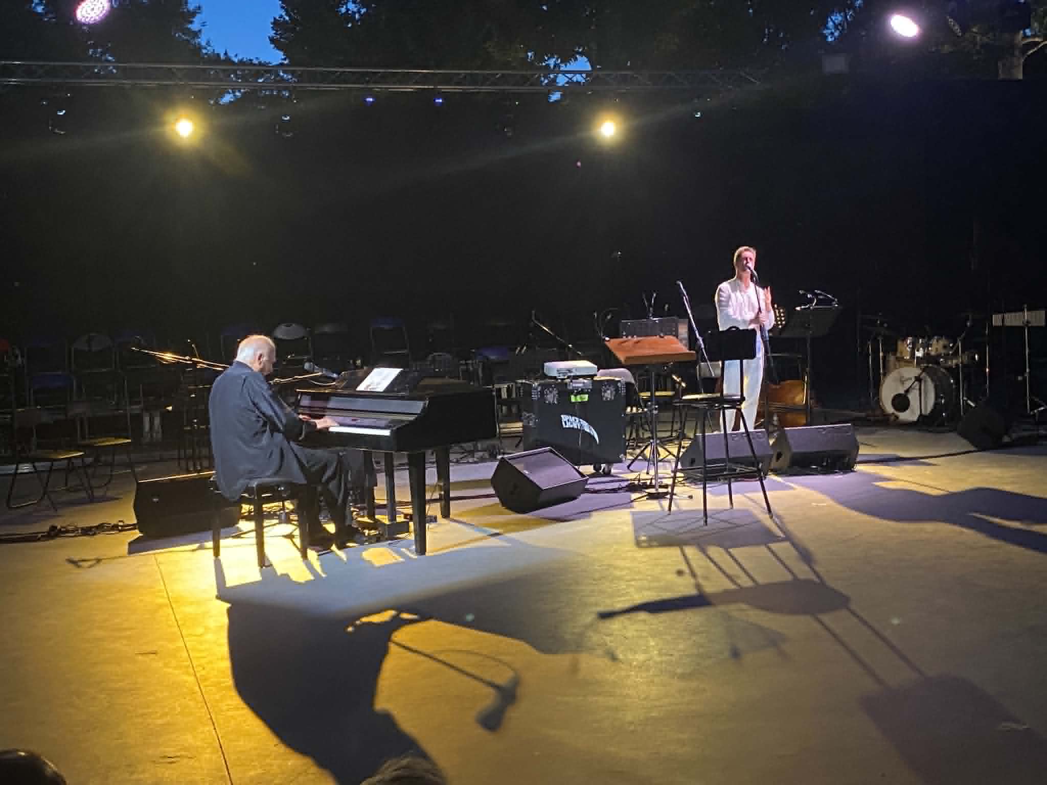 Ταξίδεψε σε αξέχαστα μουσικά μονοπάτια ο Γιώργος Χατζηνάσιος τους Λαρισαίους στο Κηποθέατρο (ΦΩΤΟ+video)