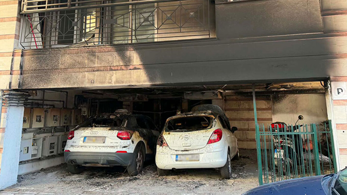 Θεσσαλονίκη: Τρεις εμπρηστικές επιθέσεις σε σπίτια πολιτικών της ΝΔ – 5 τραυματίες, μία γυναίκα διασωληνωμένη