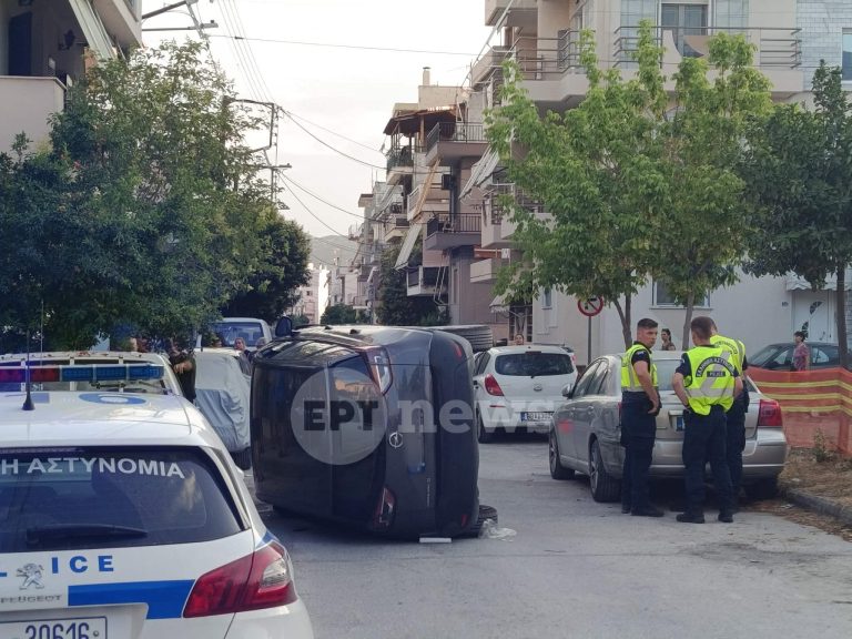 Βόλος: Θεαματική ανατροπή αυτοκινήτου στη Νέα Ιωνία – Περαστικοί απεγκλώβισαν τον οδηγό