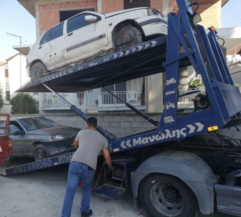 Απομακρύνονται τα εγκαταλελειμμένα οχήματα από τις γειτονιές του Δήμου Τυρνάβου