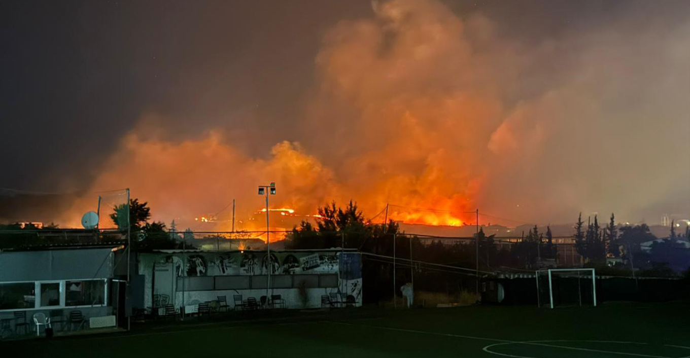 Εκτός ελέγχου η φωτιά στο Ωραιόκαστρο: Στις φλόγες εργοστάσιο, απειλούνται σπίτια και υποδομές (φωτό, βίντεο)