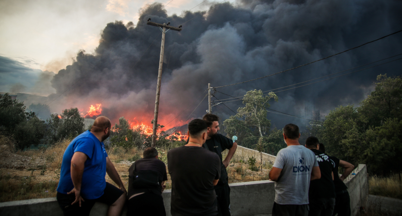 Μάχη για να σβήσει η πυρκαγιά στο εργοστάσιο ανακύκλωσης στο Ωραιόκαστρο - Τοξικό νέφος έχει καλύψει τη Θεσσαλονίκη