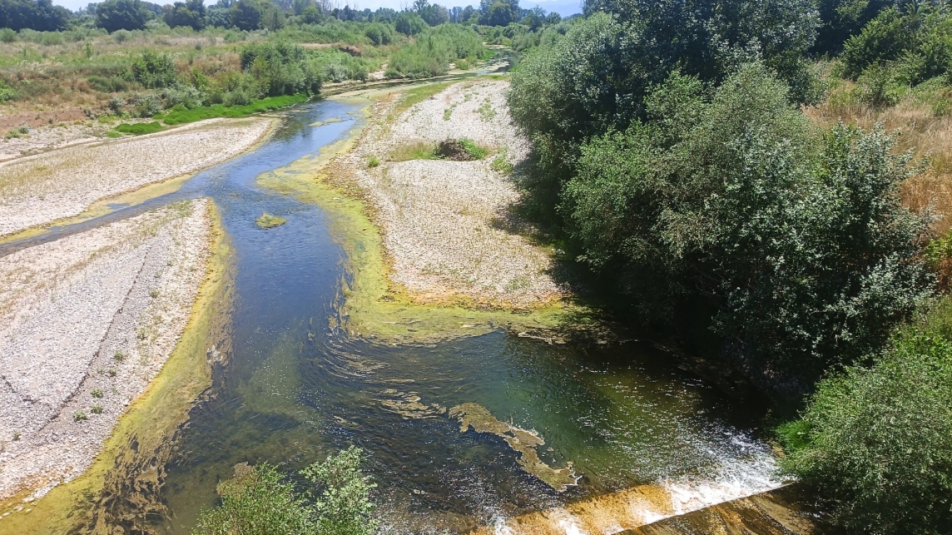 Αποκαρδιωτικές οι εικόνες από τον Πηνειό στα Τρίκαλα: Εμφανής η πτώση της ροής του, δείτε εικόνες