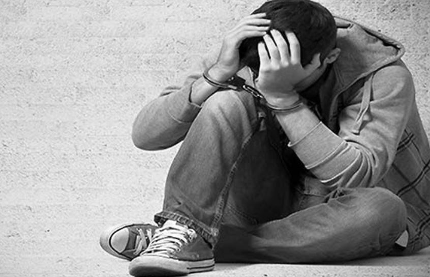 Πανικός για 18χρονο στον Βόλο μετά τη σύλληψή του – Έπαθε στερητικό σύνδρομο και χτυπιόταν Πανικός για 18χρονο στον Βόλο μετά τη σύλληψή του – Έπαθε στερητικό σύνδρομο και χτυπιόταν