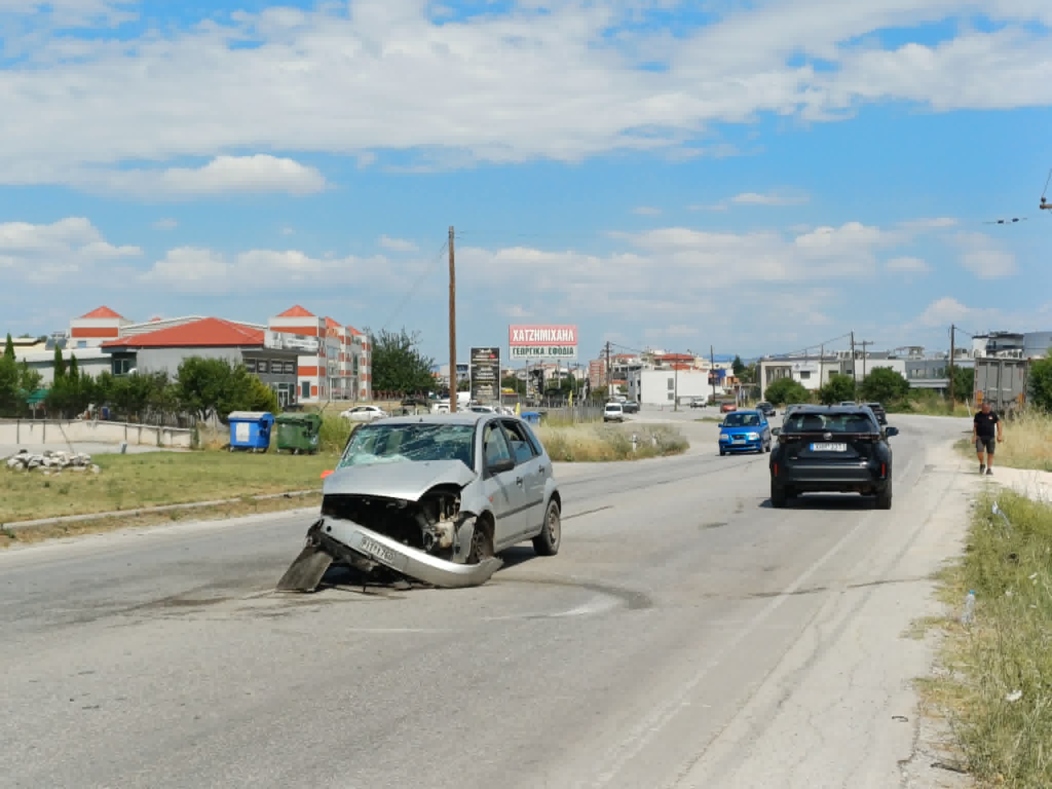 Τροχαίο στην περιφερειακή Τρικάλων στη Λάρισα με 4 τραυματίες -σφοδρή σύγκρουση 2 ΙΧ (ΦΩΤΟ)