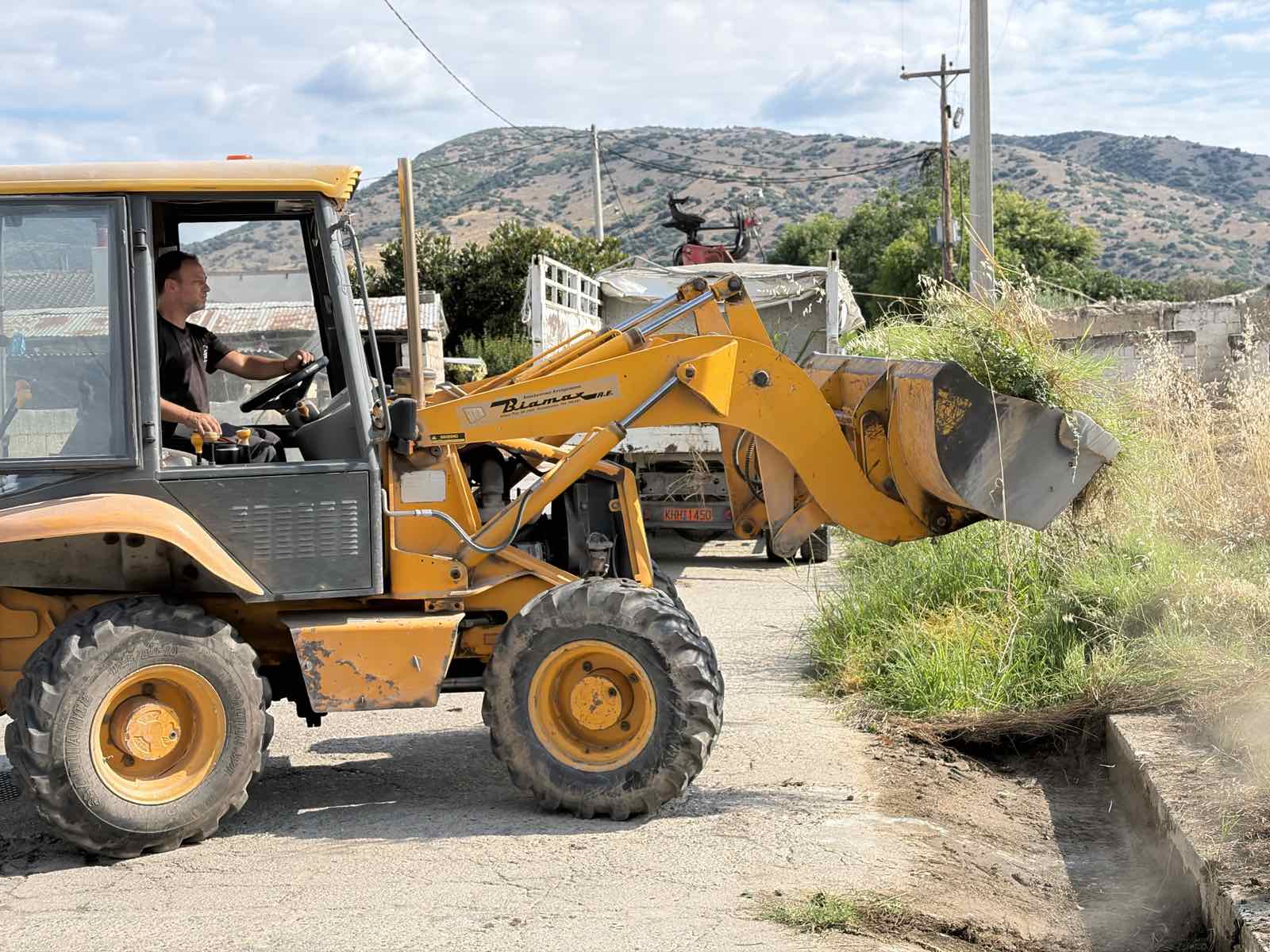 Σε εξέλιξη εργασίες καθαρισμού καναλιού αποστράγγισης στα Δελέρια (ΦΩΤΟ)