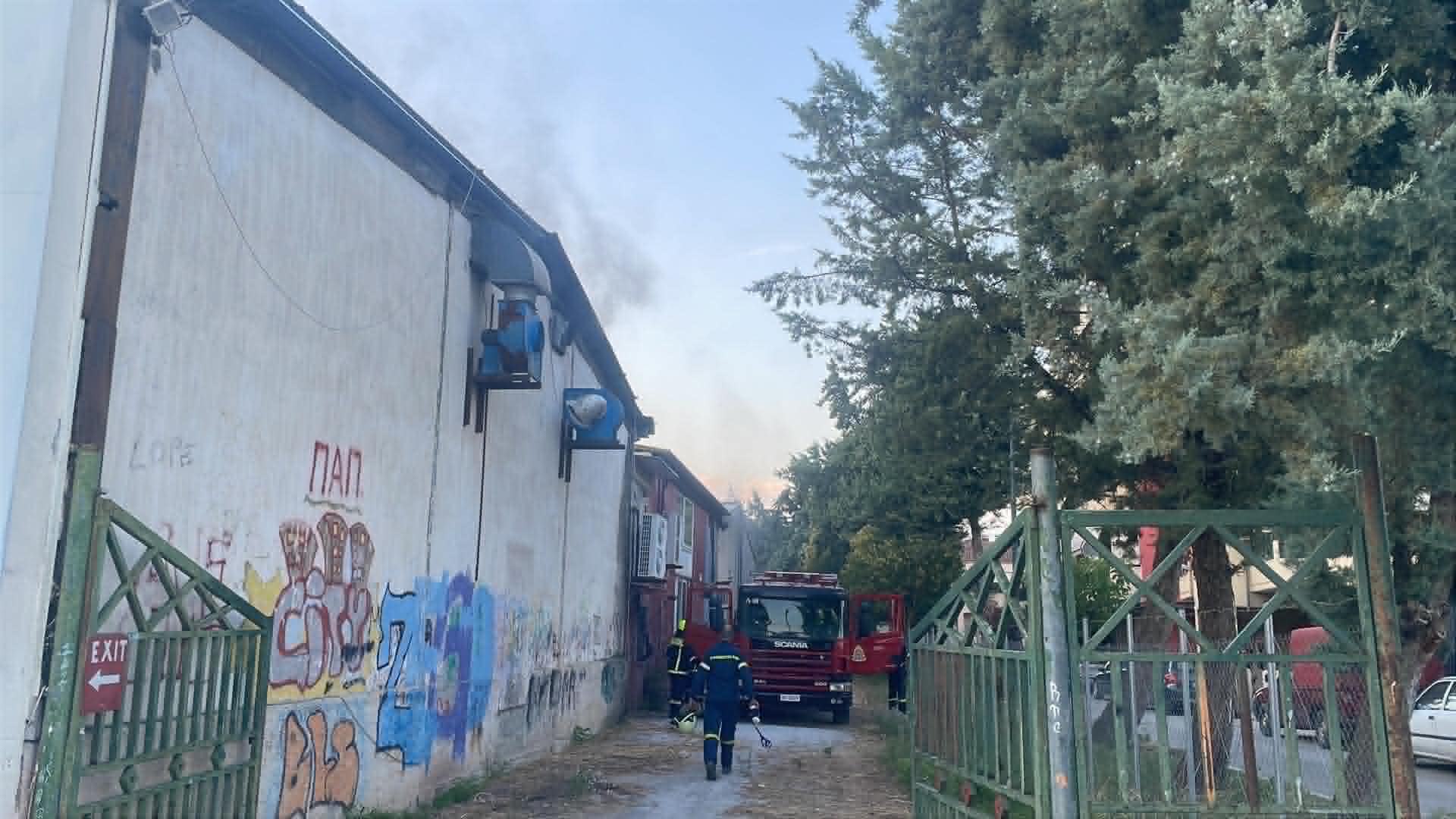 Συναγερμός για φωτιά στο παλιό κτίριο του Μπόουλιγκ στη Λάρισα (ΦΩΤΟ+video)