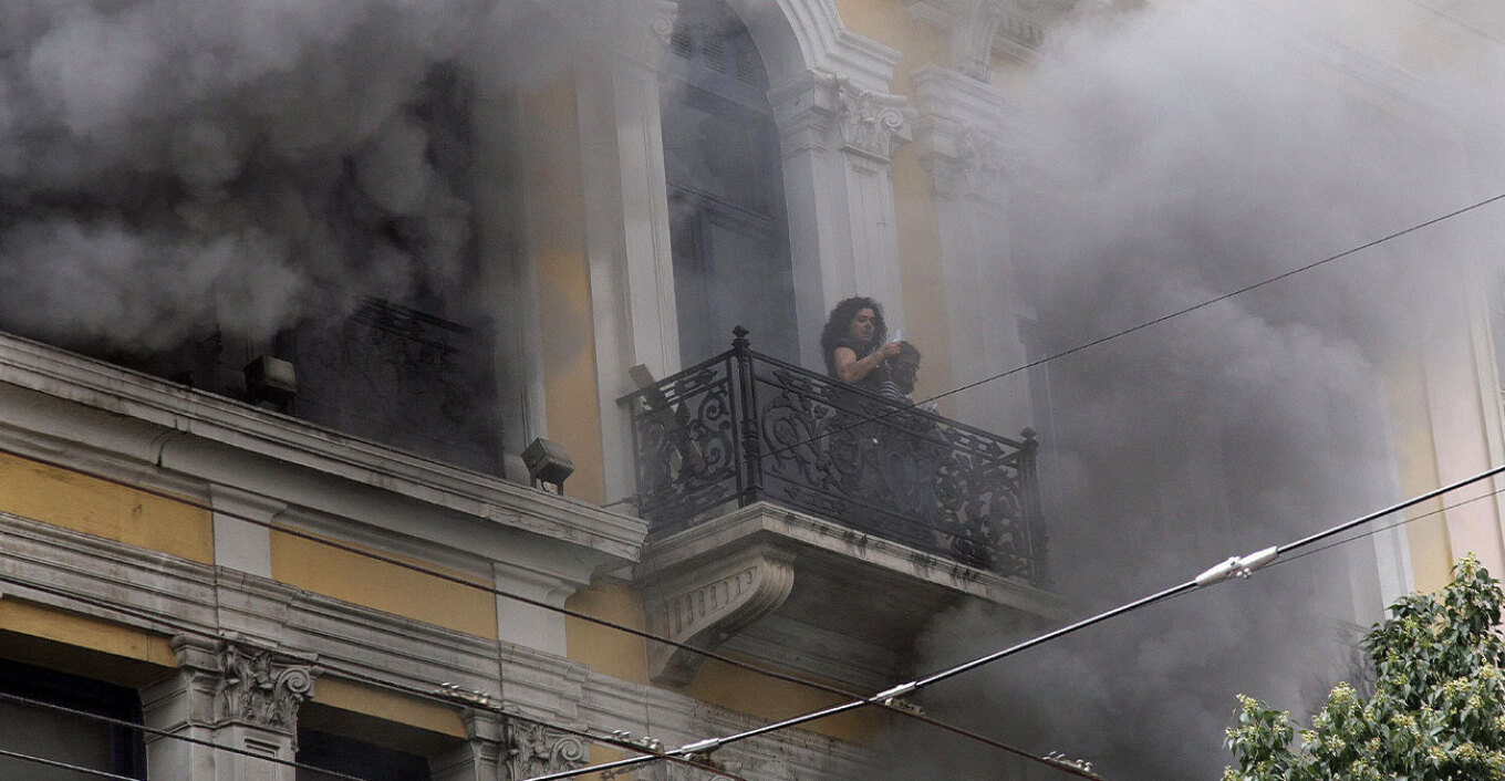 Συνελήφθησαν δύο 42χρονοι για τον εμπρησμό στη Marfin με τους τρεις νεκρούς το 2010, αναζητείται μία 46χρονη