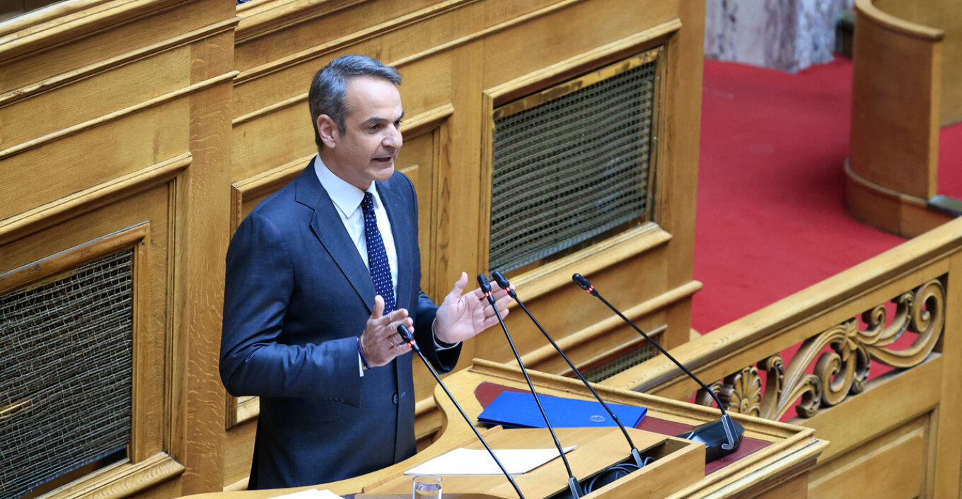 Μητσοτάκης στη Βουλή: Μείωση 10 λεπτών στη βενζίνη και 5 στο ντίζελ έως τέλος Αυγούστου μετά από συνεννόηση με τα διυλιστήρια