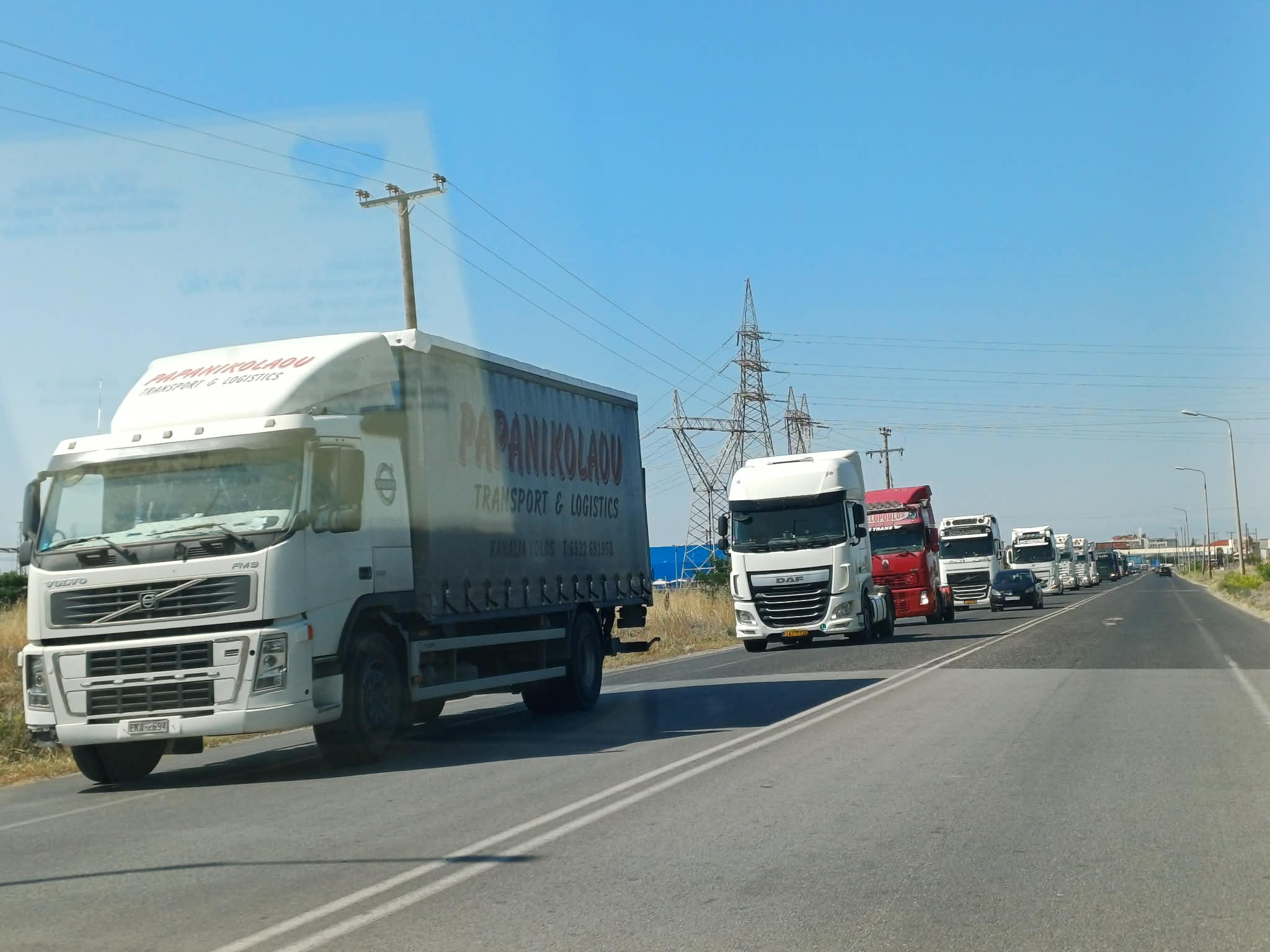 Στους δρόμους οι μεταφορείς – Κινητοποίηση και στη Λάρισα (ΦΩΤΟ)