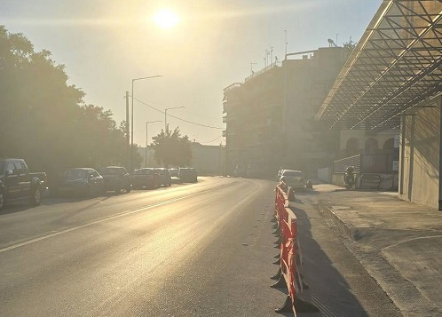 Εξακολουθεί να καίει η φωτιά στο εργοστάσιο ανακύκλωσης- έντονη οσμή και νέφος στη Λάρισα λόγω άπνοιας (ΦΩΤΟ)