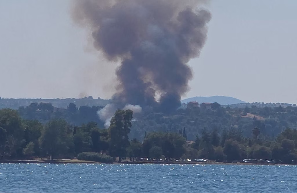 Φωτιά τώρα στον Ωρωπό: Μήνυμα από το 112 – Στο σημείο 35 πυροσβέστες, 11 οχήματα και 4 εναέρια μέσα