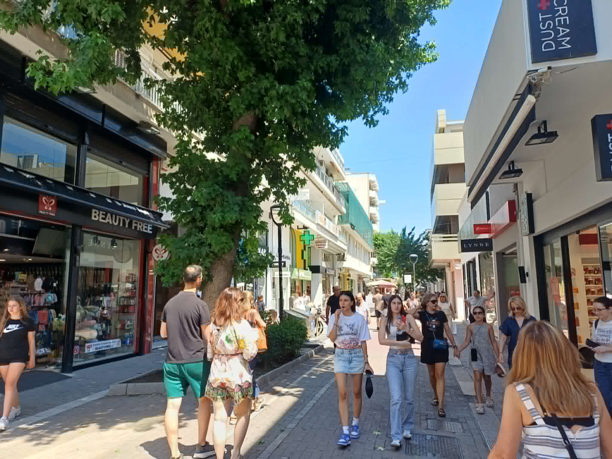 Αρκετή κίνηση στην πρεμιέρα των εκπτώσεων στη Λάρισα - διερευνητικές οι πρώτες κινήσεις των καταναλωτών (ΦΩΤΟ+video)