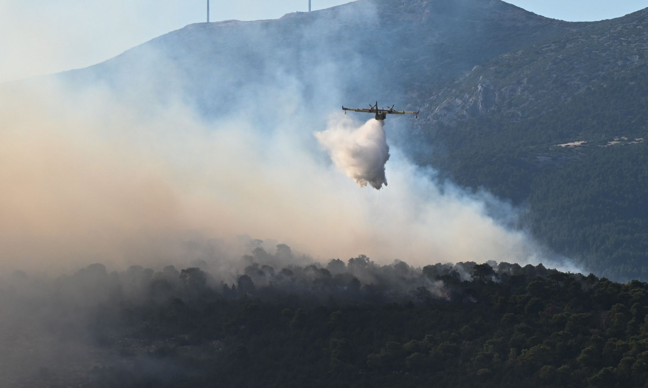 Φωτιά στο Αλιβέρι: Δεύτερο 112 για εκκένωση του Προφήτη Ηλία – Ενισχύθηκαν οι δυνάμεις