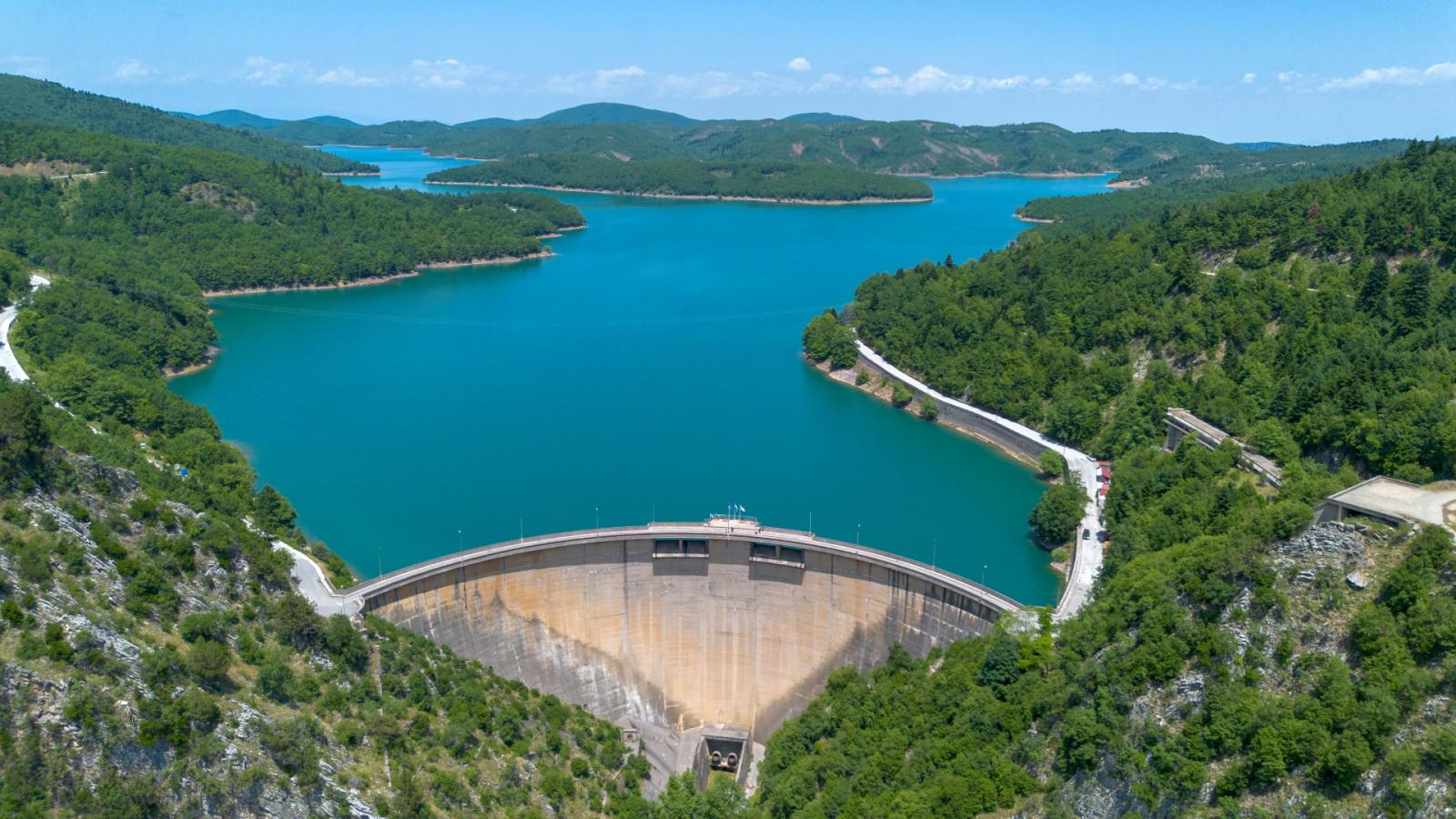 Ο δρόμος που περνάει πάνω από την πιο όμορφη λίμνη της Ελλάδας βρίσκεται στη Θεσσαλία Ο δρόμος που περνάει πάνω από την πιο όμορφη λίμνη της Ελλάδας βρίσκεται στη Θεσσαλία