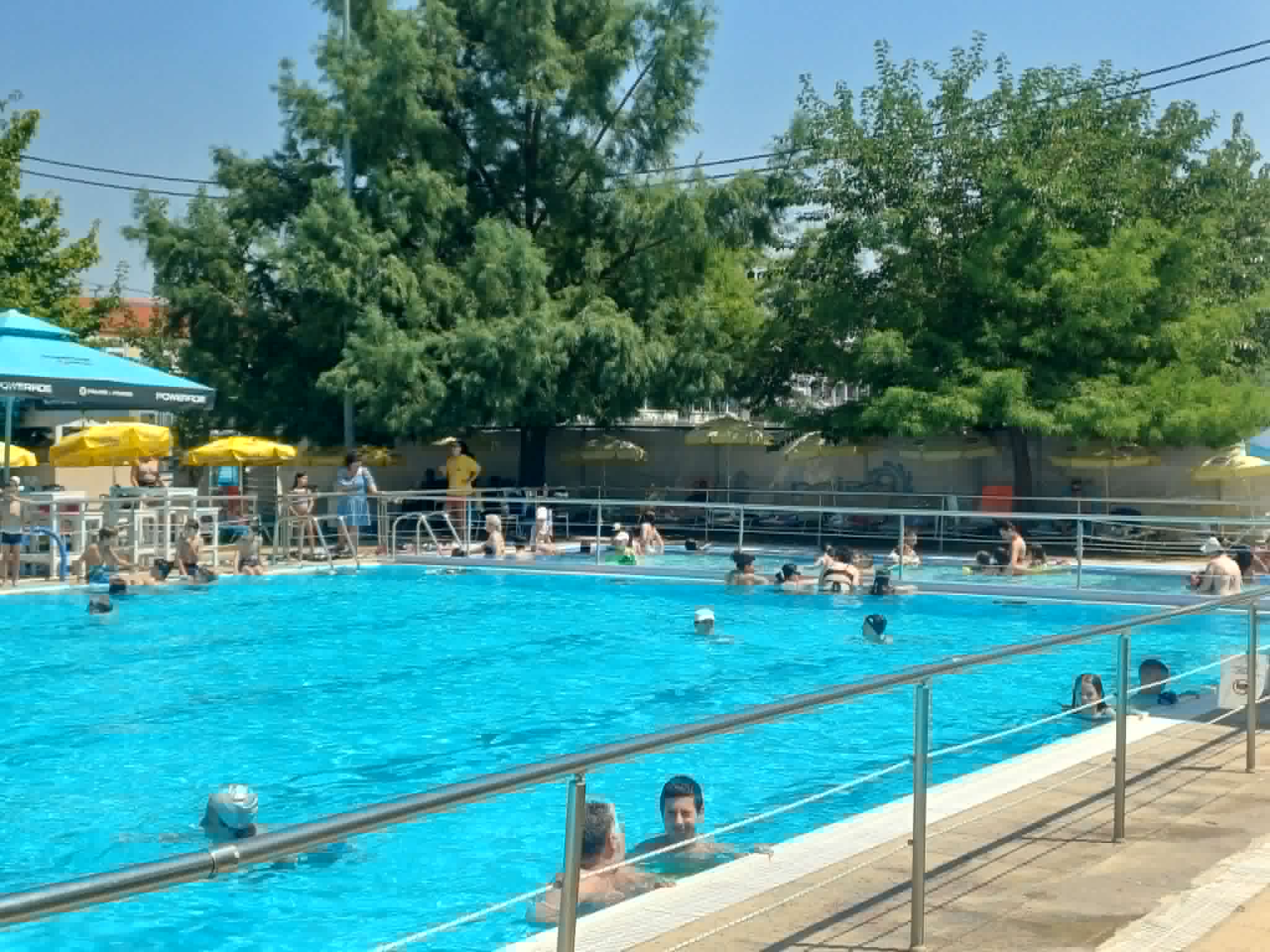 Αντί παράλια δροσιά στη δημοτική πισίνα της Νεάπολης αναζητούν αυτό το θερμό Σαββατοκύριακο πολλοί Λαρισαίοι (ΦΩΤΟ)