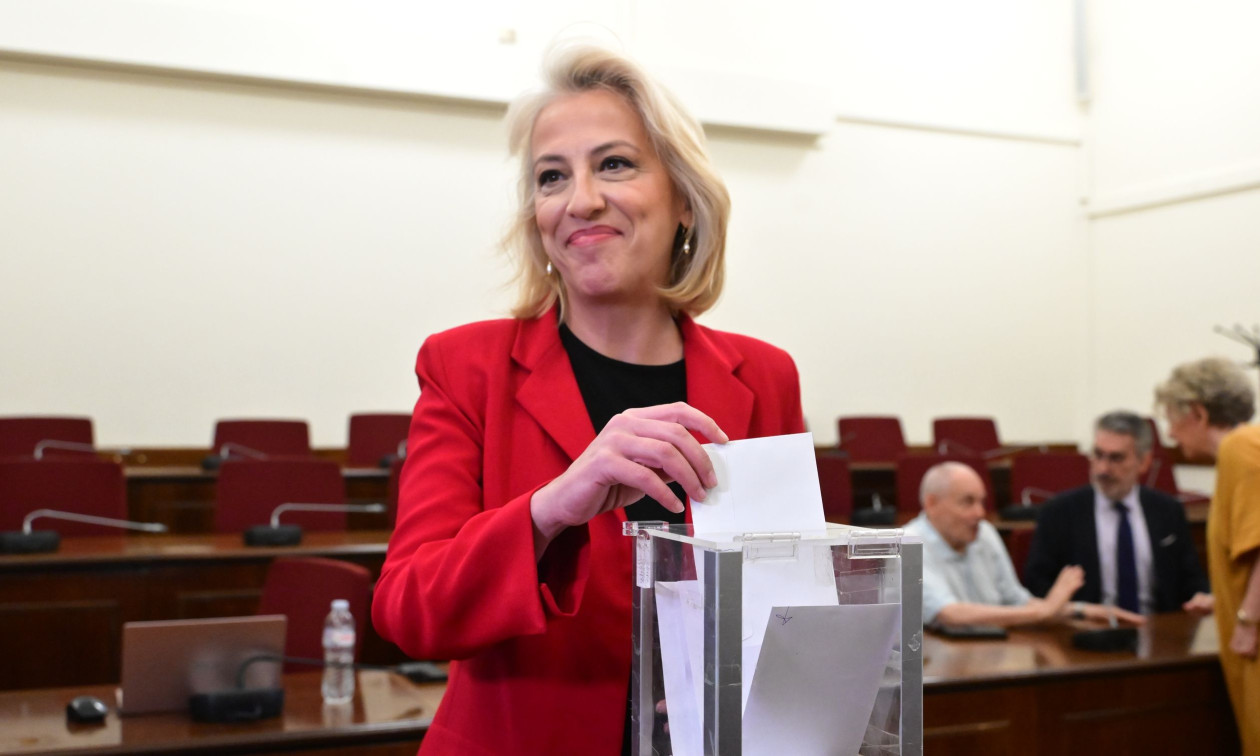 Εξελέγη με επτά υπέρ κι ένα λευκό η Δούρου: Ξεκινάμε για την αναγέννηση του ΣΥΡΙΖΑ Εξελέγη με επτά υπέρ κι ένα λευκό η Δούρου: Ξεκινάμε για την αναγέννηση του ΣΥΡΙΖΑ