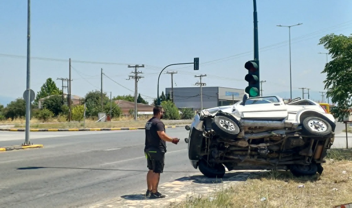 Λάρισα: Τροχαίο στην οδό Βόλου- αυτοκίνητο έφερε τούμπες- ένας τραυματίας (ΦΩΤΟ)