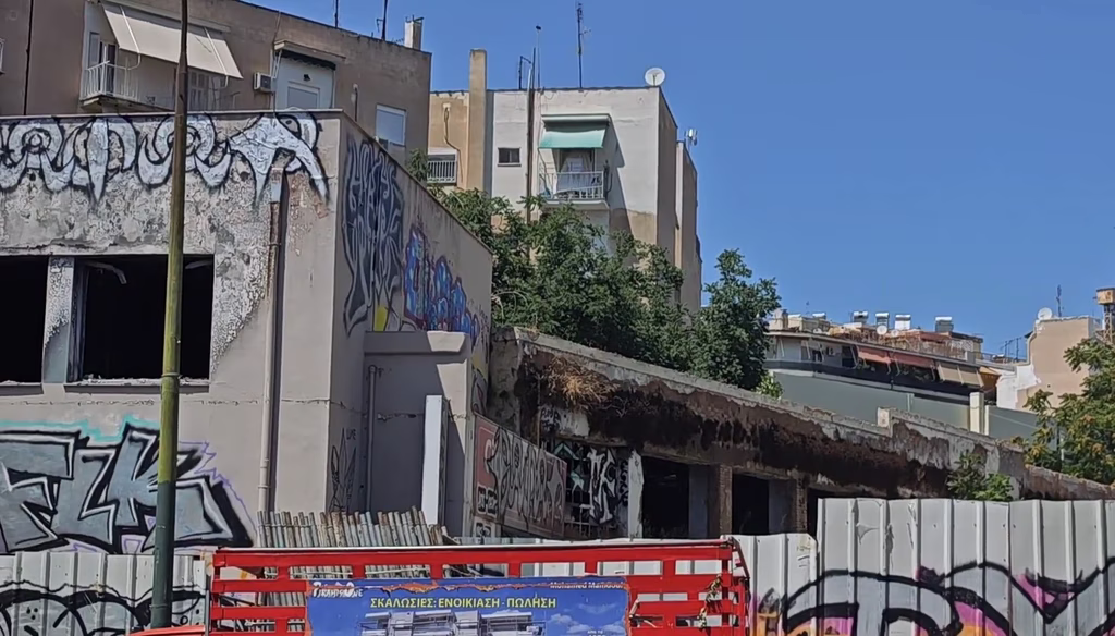 Φρίκη στην Κυψέλη – Άστεγος βρήκε βαλίτσα με ανθρώπινα μέλη σε εγκαταλελειμμένο κτίριο