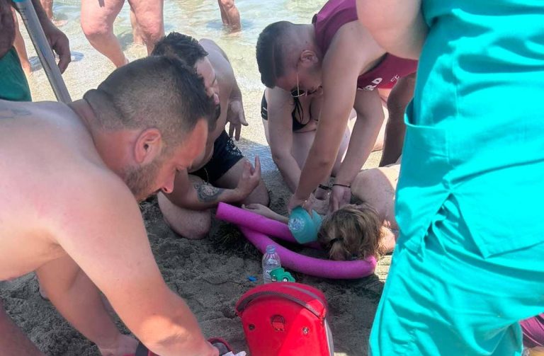 Σοκ στο Στόμιο: 46χρονη λουόμενη διασώθηκε από ναυαγοσώστες – Επανήλθε με ΚΑΡΠΑ