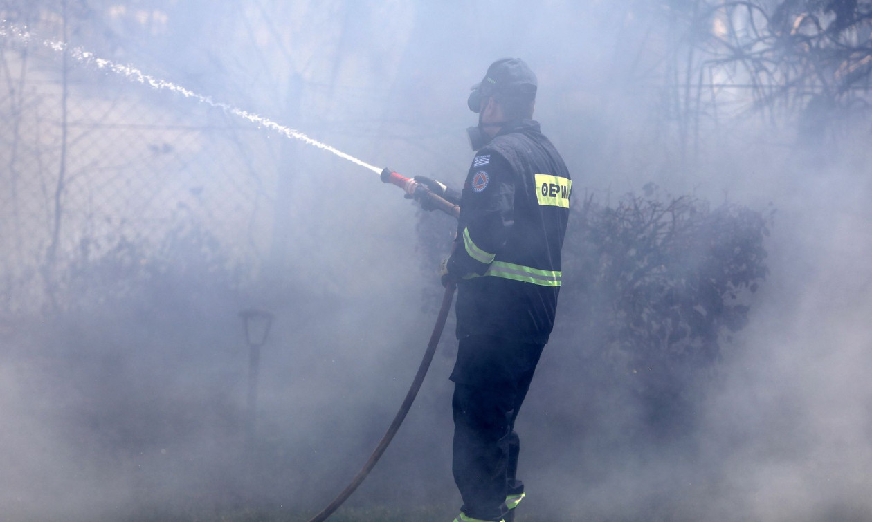 Υπό έλεγχο η φωτιά στο Κορωπί - Ξεκίνησε από καμένα σκουπίδια σε καταυλισμό Ρομά