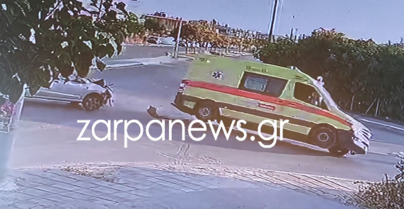 ΕΛΛΑΔΑ - Η στιγμή που το ασθενοφόρο του ΕΚΑΒ συγκρούστηκε με το ΙΧ στα Χανιά και τούμπαρε λίγα μέτρα από το νοσοκομείο ΕΛΛΑΔΑ - Η στιγμή που το ασθενοφόρο του ΕΚΑΒ συγκρούστηκε με το ΙΧ στα Χανιά και τούμπαρε λίγα μέτρα από το νοσοκομείο