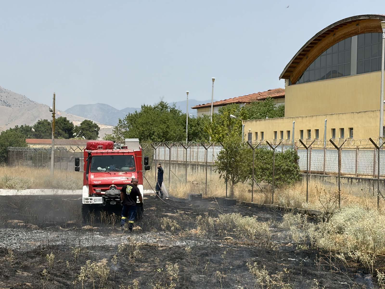 Άμεση επέμβαση απέτρεψε τα χειρότερα σε πυρκαγιά πλησίον του στρατοπέδου «Σχοινά» στον Τύρναβο (ΒΙΝΤΕΟ)