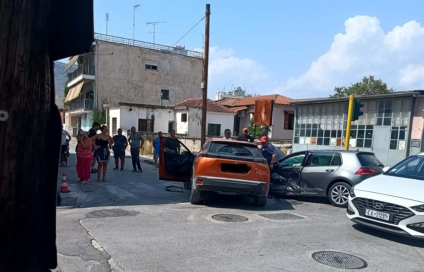 Τροχαίο στον Τύρναβο: τρεις τραυματίες από τη σύγκρουση δύο ΙΧ (ΦΩΤΟ)