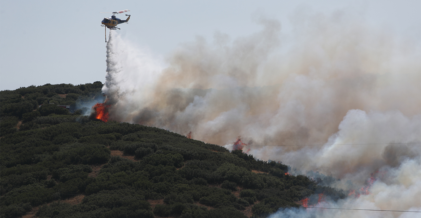 Φωτιά στο Δερβένι στη Θεσσαλονίκη: Επιχειρούν πλέον 120 πυροσβέστες και 10 εναέρια μέσα, ήχησε το 112