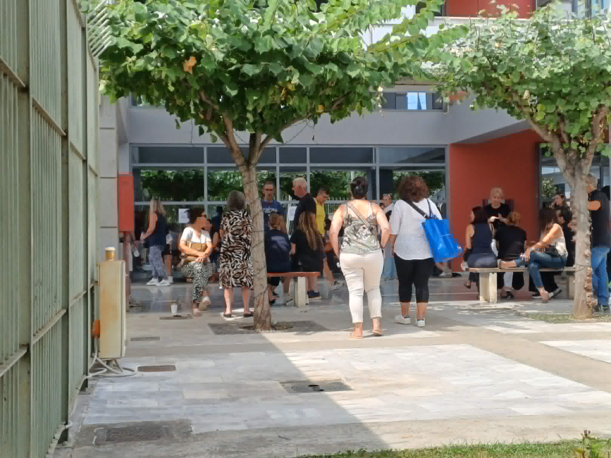 Ουρές στην Αστυνομική Διεύθυνση Λάρισας για έκδοση διαβατηρίου ή νέας ταυτότητας (ΦΩΤΟ)