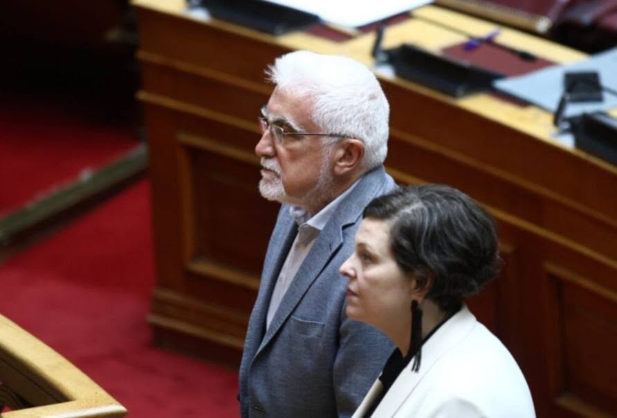 Ορκίστηκε βουλευτής του ΣΥΡΙΖΑ ο Γιάννης Καριπίδης (ΦΩΤΟ)- συνάντηση στη συνέχεια με Ρένα Δούρου (ΦΩΤΟ)