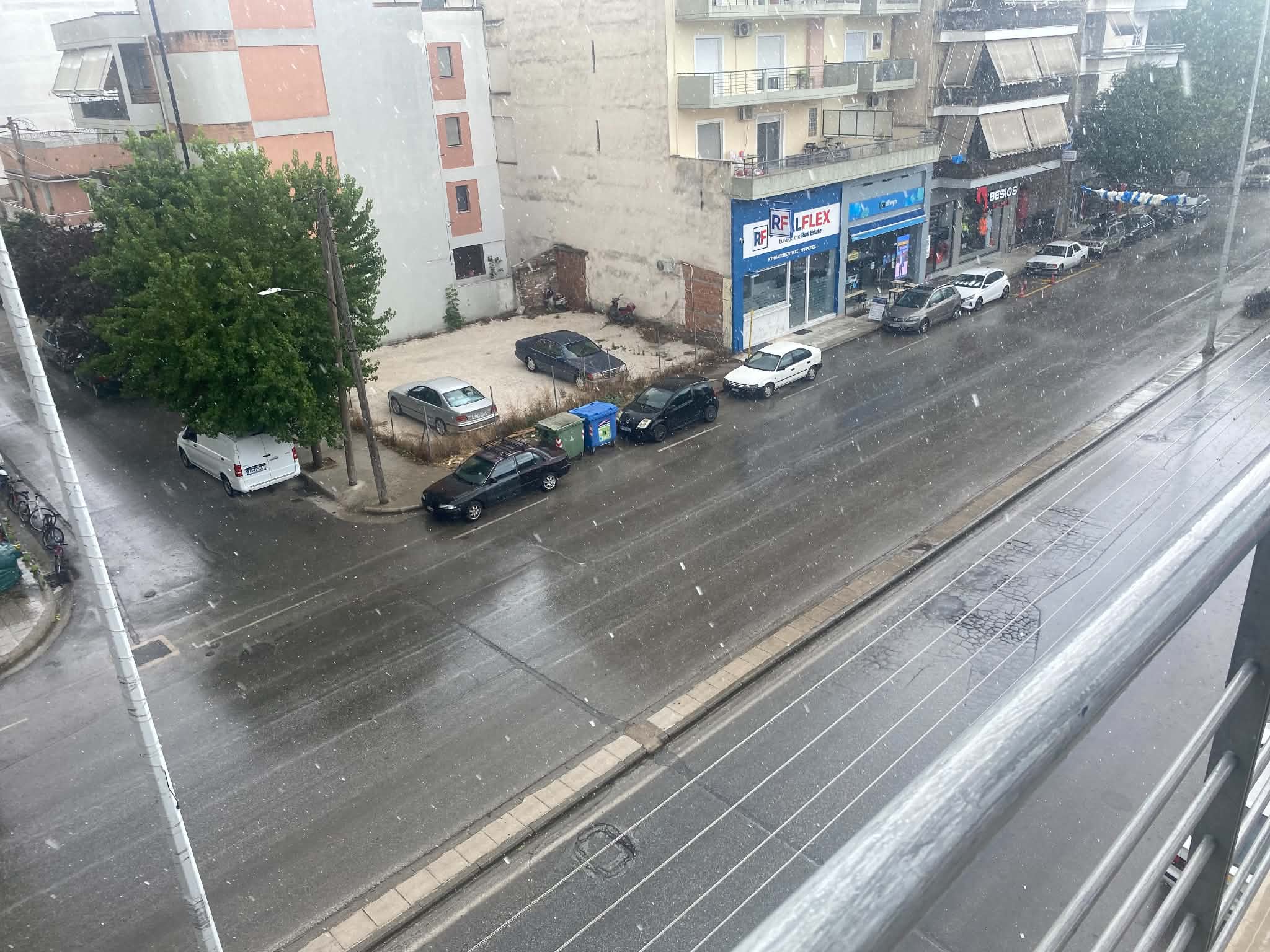 Έντονη βροχόπτωση και δυνατός αέρας το απόγευμα στη Λάρισα (ΦΩΤΟ+video)