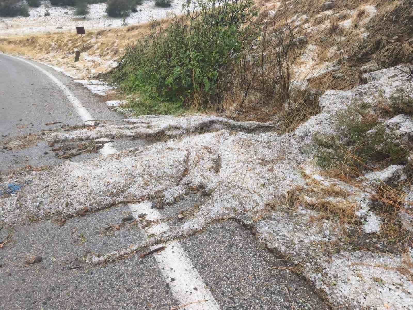 Μεγάλη οικονομική καταστροφή στον Τύρναβο σε αμπέλια αχλάδια, ροδάκινα-άσπρισαν οι δρόμοι από το χαλάζι (ΦΩΤΟ+video)