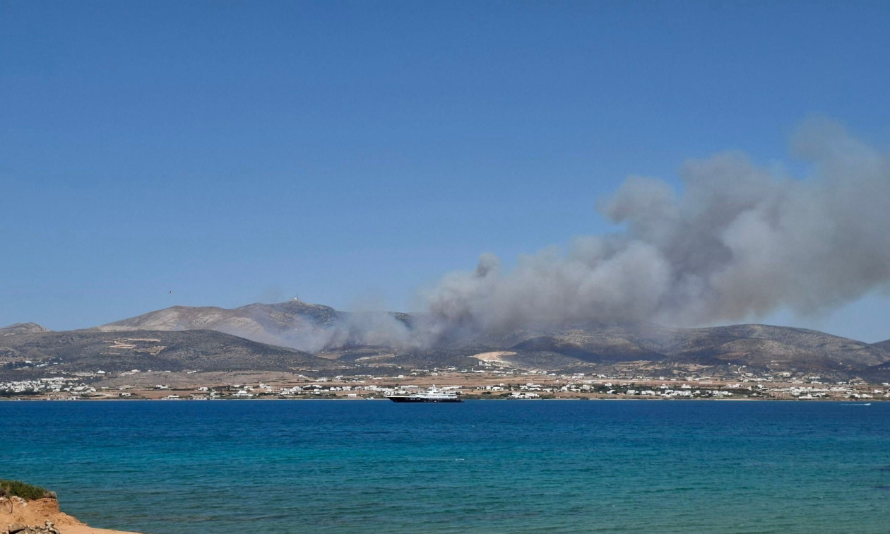 Φωτιά στην Πάρο: 14 εναέρια μέσα στη μάχη με τις φλόγες, εκκενώσεις οικισμών