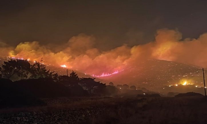 Μαίνεται η φωτιά στην Πάρο: Νέα μηνύματα από το 112 –κάηκαν δύο σπίτια- ισχυροί άνεμοι