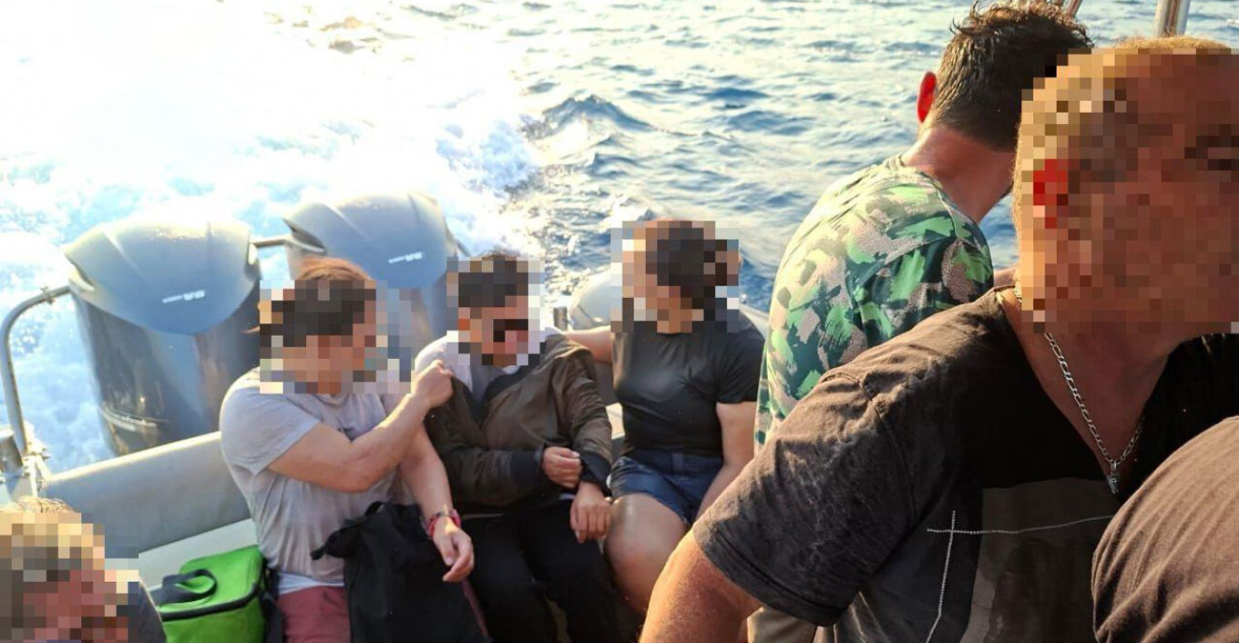 Δείτε βίντεο: Η δραματική διάσωση πολιτών στον Άγιο Παύλο από το Λιμενικό στην πυρκαγιά που μαίνεται στο Ρέθυμνο