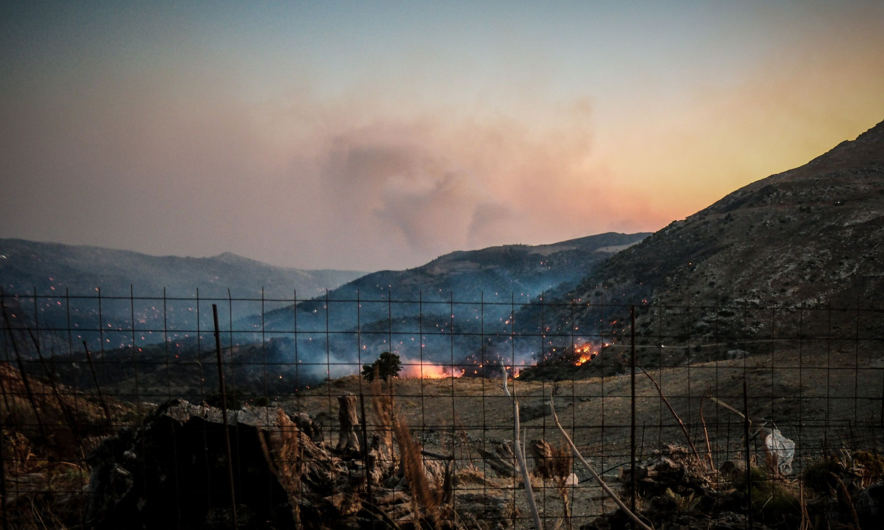 Εκτός ελέγχου η φωτιά στο νότιο Ρέθυμνο, δεν επιχειρούν εναέρια –άνεμοι125 χιλιόμετρα