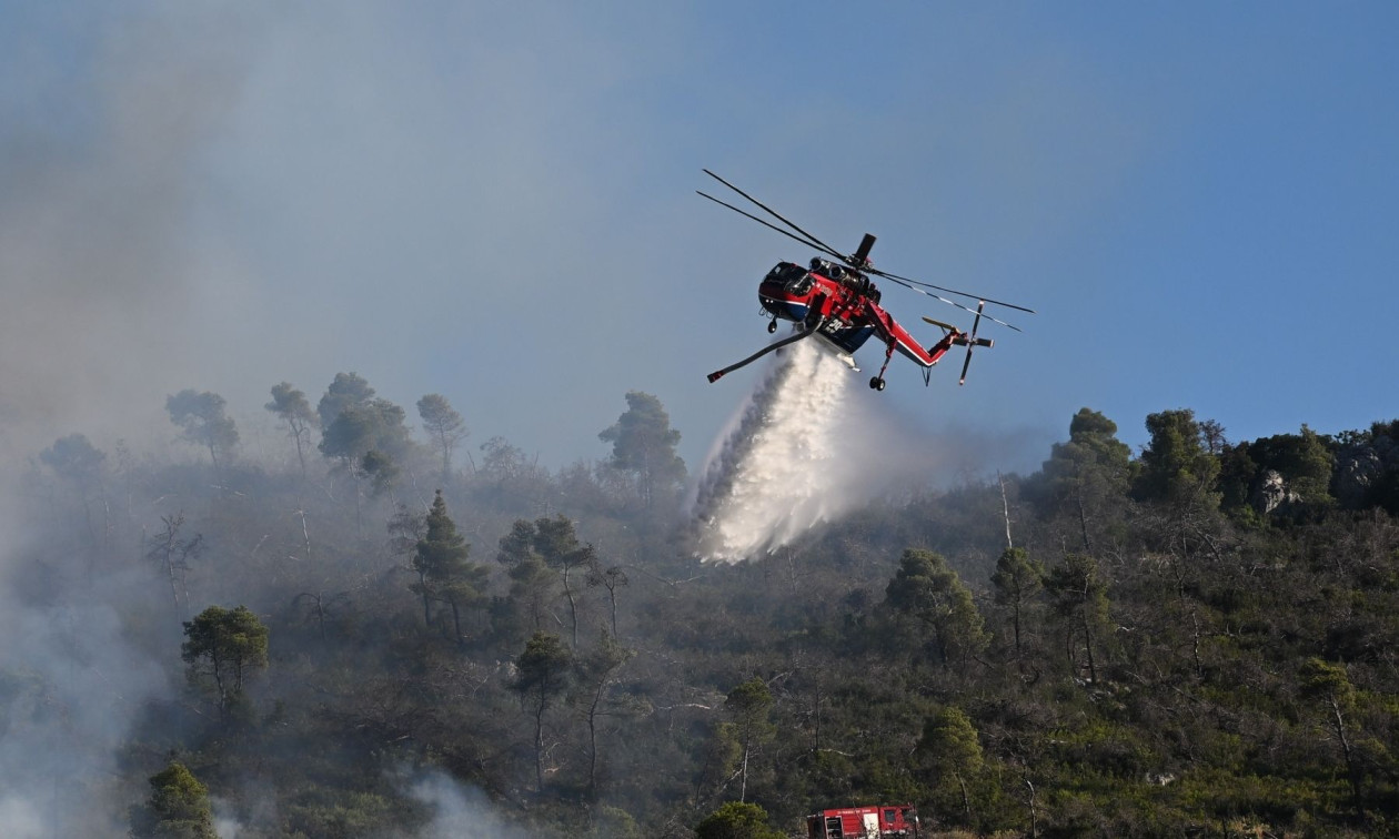 Φωτιά τώρα στην Άνδρο: Επιχειρούν 12 πυροσβέστες και ελικόπτερο
