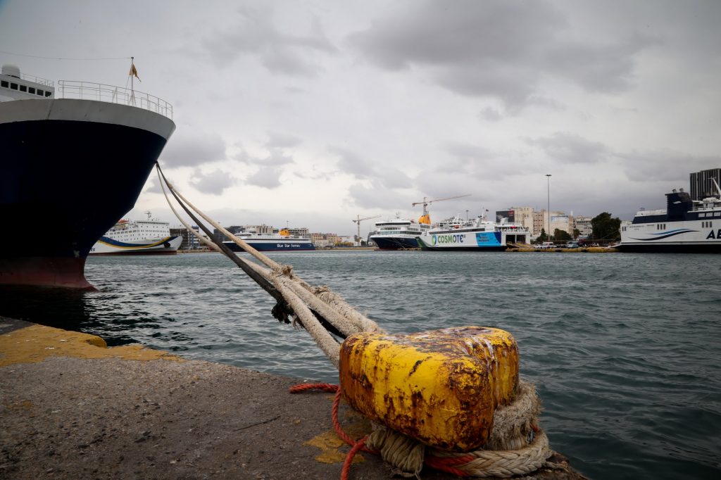 Απαγορευτικό απόπλου από τους θυελλώδεις ανέμους: Δεμένα τα πλοία σε Ραφήνα και Λαύριο