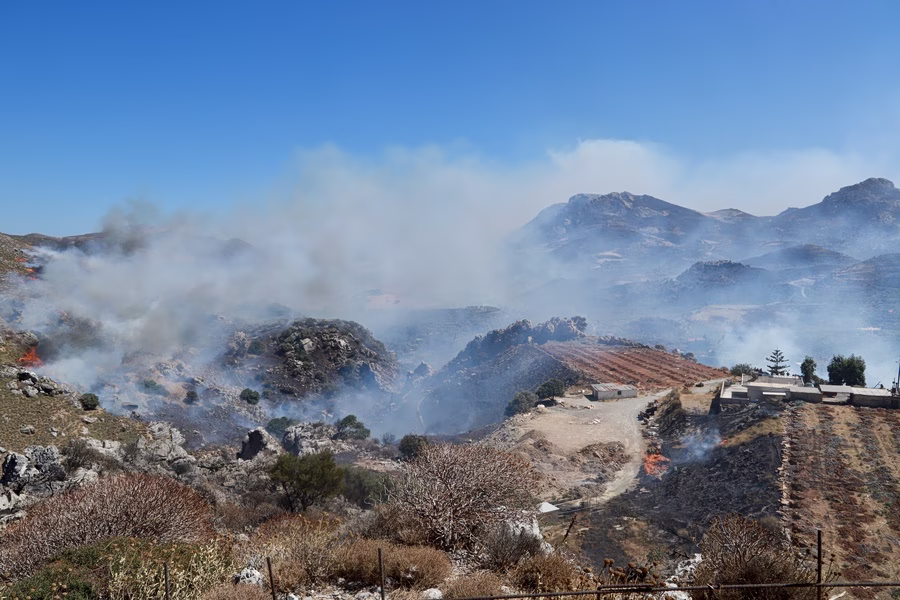 Νέα πυρκαγιά στην Αχαΐα – Μάχη με τις αναζωπυρώσεις στην Πάρο – Συνεχίζεται ο πύρινος εφιάλτης στο Ρέθυμνο
