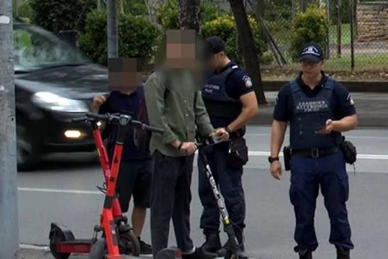Με τη χρήση βίας έκλεψαν ηλεκτρικό πατίνι από ανήλικο στη Λάρισα και συνελήφθησαν